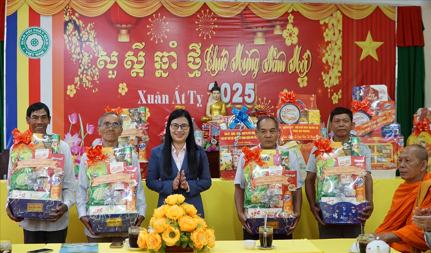 Bà Nguyễn Thị Hồng Linh, Phó Chủ tịch UBND phường Rạch Giá quà đến Người có uy tín 