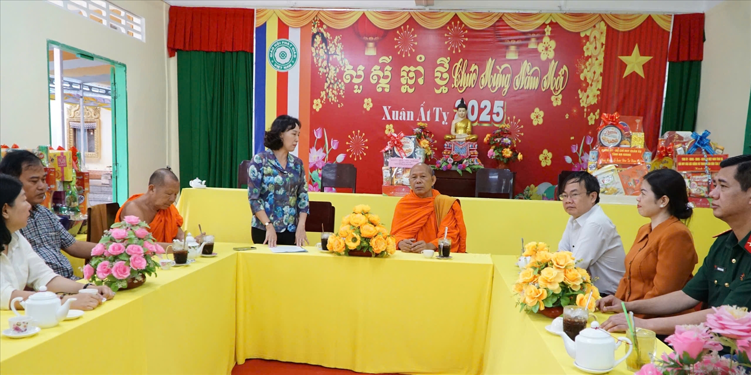 Đoàn công tác lãnh đạo tỉnh An Giang đến thăm, chúc mừng lễ Sene Dolta năm 2025 tại Hội đoàn kết SSYN tỉnh 