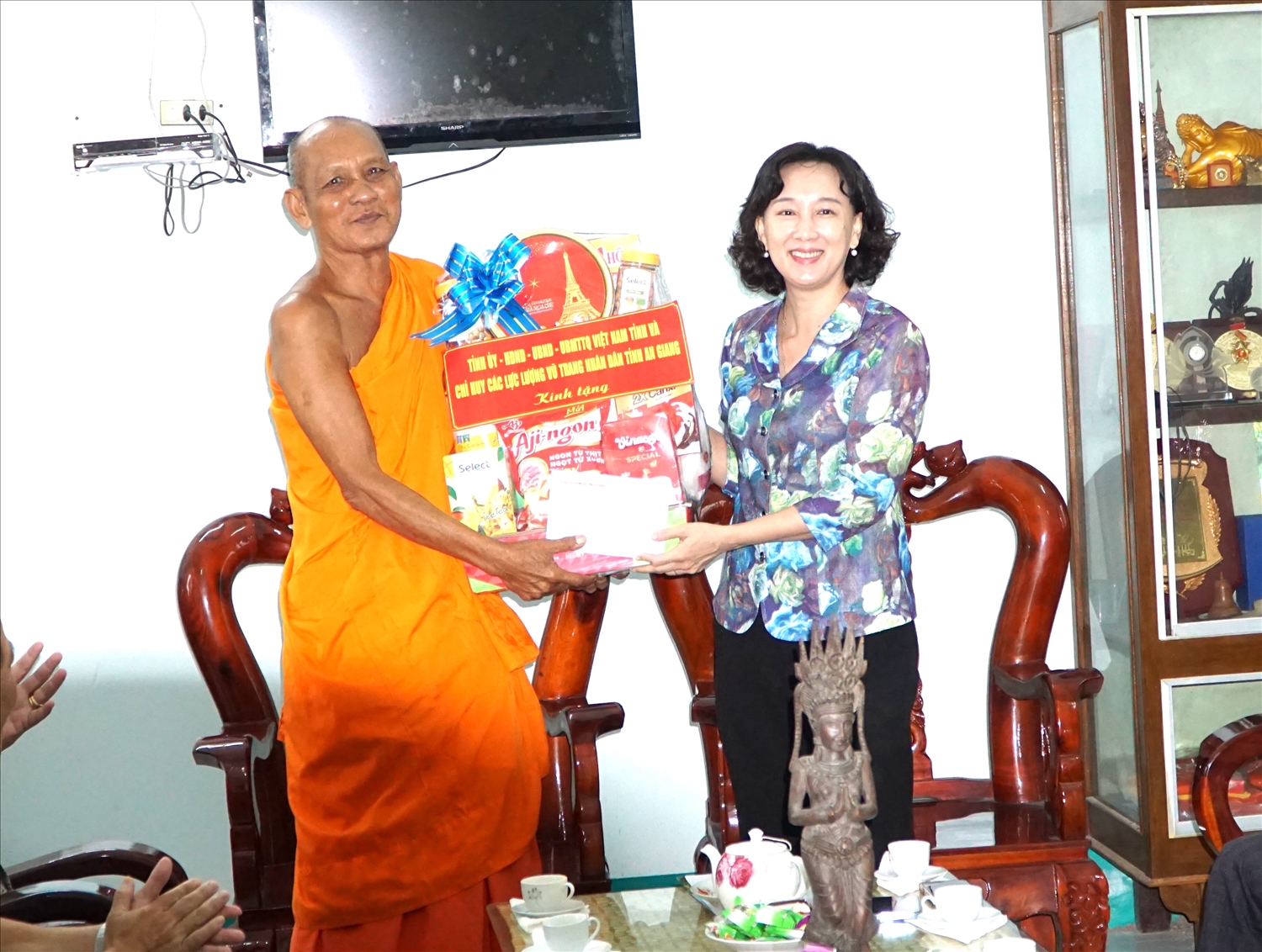 Bà Nguyễn Thị Minh Thúy, Phó Chủ tịch UBND tỉnh An Giang trao quà chúc mừng lễ Sene Dolta đến Hoà thượng Danh Lân 