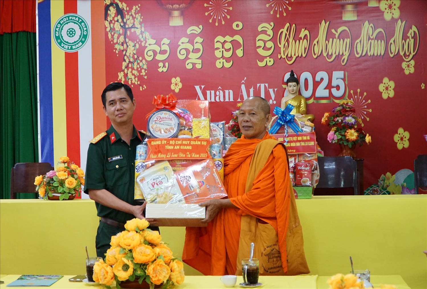 Đại tá Huỳnh Văn Khởi, Chính ủy Bộ Chỉ huy Quân sự tỉnh An Giang trao quà đến Hoà thượng Danh Đổng 