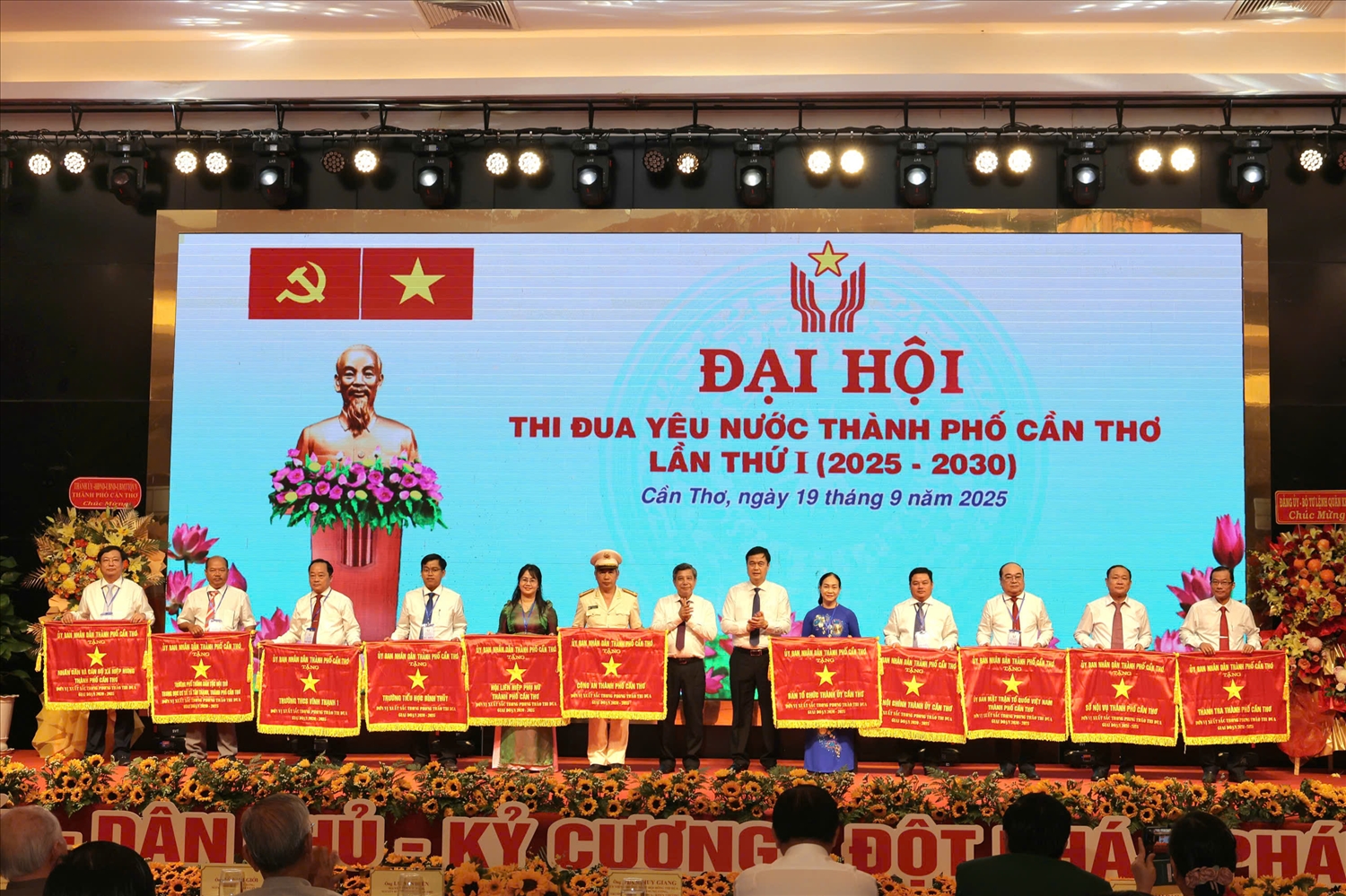 Ông Phạm Huy Giang, Ủy viên Thường trực Hội đồng Thi đua - Khen thưởng Trung ương, Trưởng ban Ban Thi đua - Khen thưởng Trung ương và ông Đồng Văn Thanh - Phó Bí thư Thường trực Thành ủy, Chủ tịch HĐND TP Cần Thơ tặng Cờ thi đua của UBND thành phố, cho 11 tập thể, đã có thành tích tiêu biểu xuất sắc, trong phong trào thi đua yêu nước giai đoạn 2020 - 2025. 