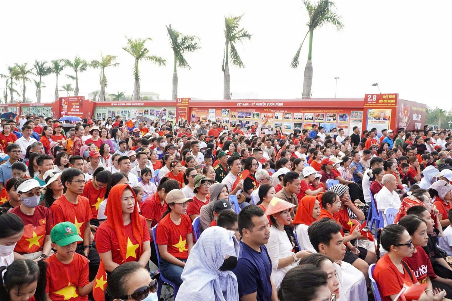 Quảng trường Hồ Chí Minh rợp sắc đỏ cờ, hoa và cả màu áo của Nhân dân trong ngày đại lễ của dân tộc