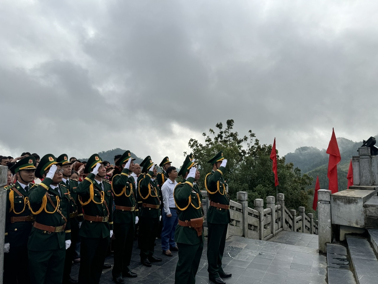 Buổi lễ có sự tham dự của Đồn Biên phòng Lũng Cú, cấp ủy đảng, chính quyền địa phương, đông đảo đồng bào các dân tộc trên địa bàn xã Lũng Cú và du khách thập phương (Ảnh: Vũ Mừng)