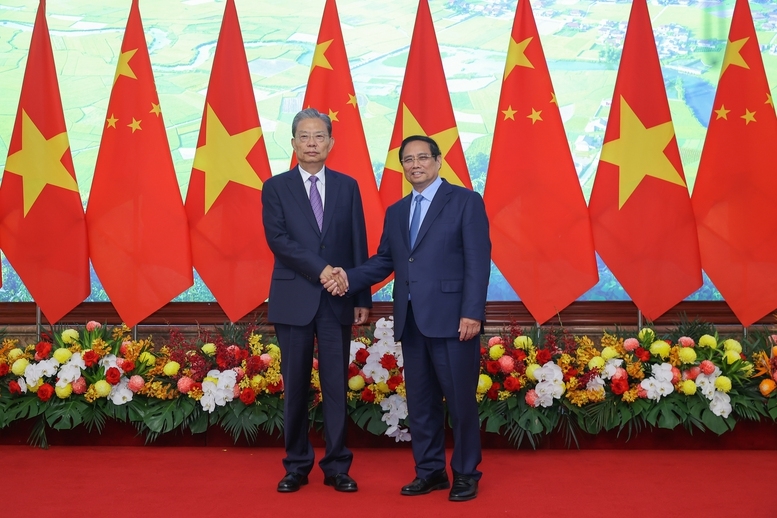 Thủ tướng Chính phủ Phạm Minh Chính hội kiến đồng chí Triệu Lạc Tế, Ủy viên trưởng Nhân đại Toàn quốc Trung Quốc - Ảnh: VGP/Nhật Bắc