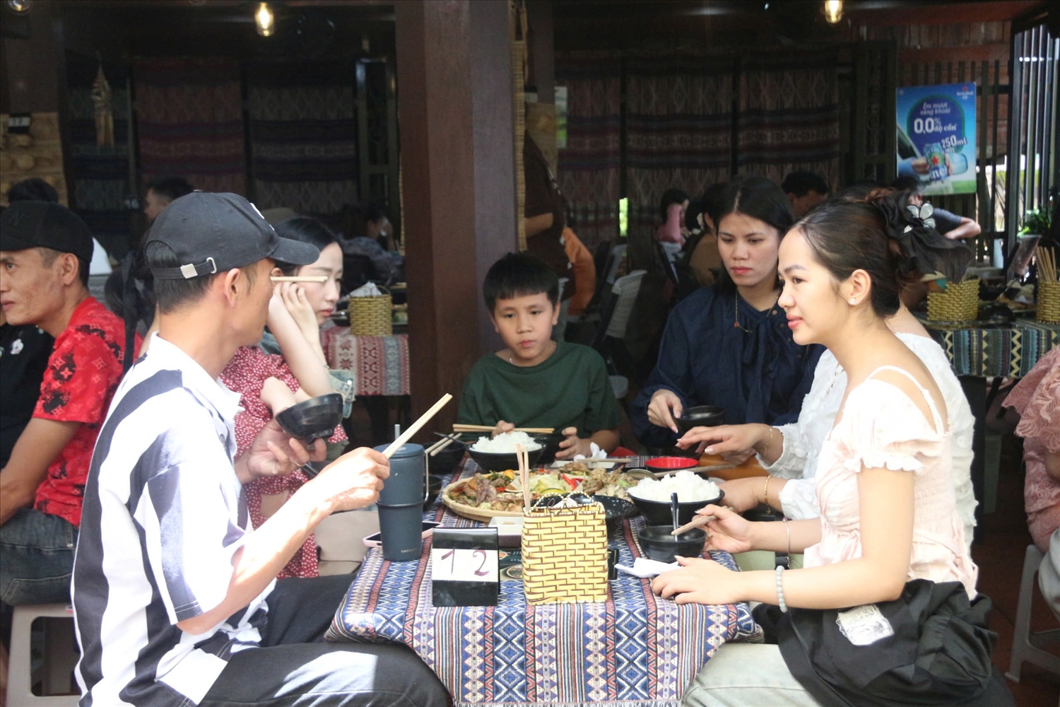 Du khách thích thú thưởng thức những món ăn truyền thống của đồng bào dân tộc Ê Đê (ảnh: Lê Hường)