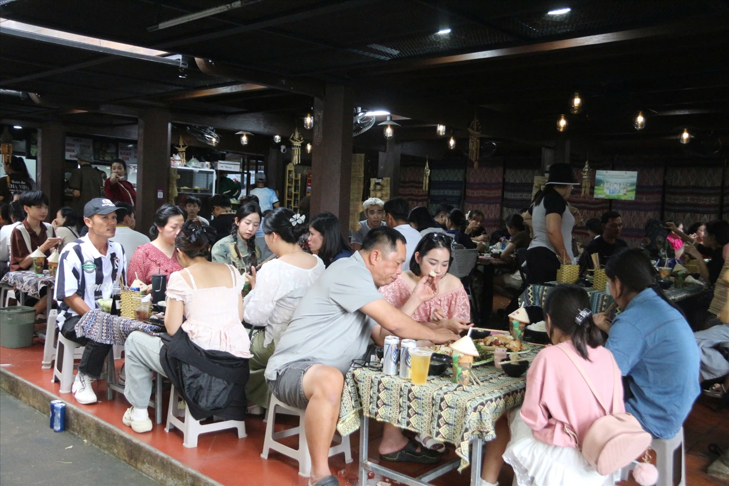 Các nhà hàng, quán ăn ở buôn cổ khách ngồi kín chỗ (ảnh: Lê Hường)