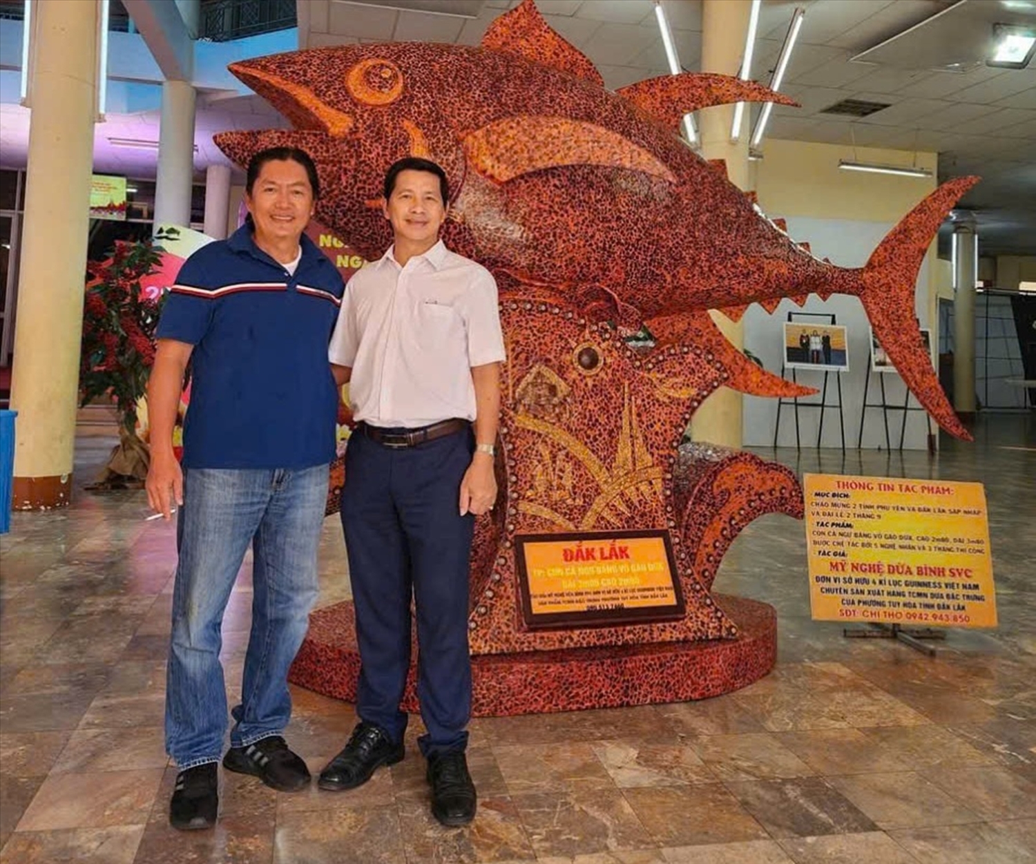Người dân Đắk Lắk chụp hình cùng tác phẩm cá ngừ khổng lồ từ vỏ gáo dừa (ảnh: H.T)