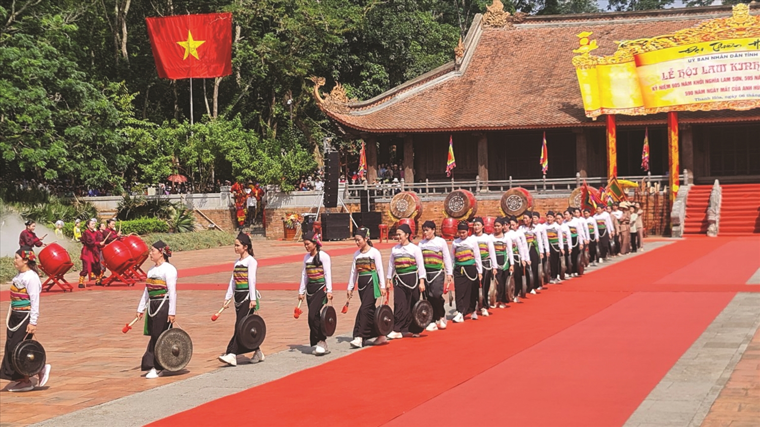 Biểu diễn cồng chiêng Mường trong Lễ hội Lam Kinh (ảnh Quỳnh Trâm)