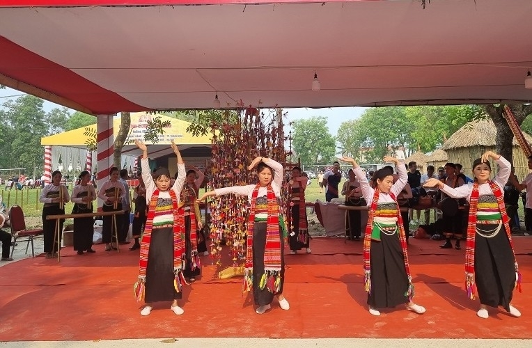 Trình diễn Pồn Pôông - cồng chiêng cũng là Di sản văn hoá phi vật thể tiêu biểu còn được lưu giữ tại vùng núi Thanh Hóa (ảnh Quỳnh Trâm)