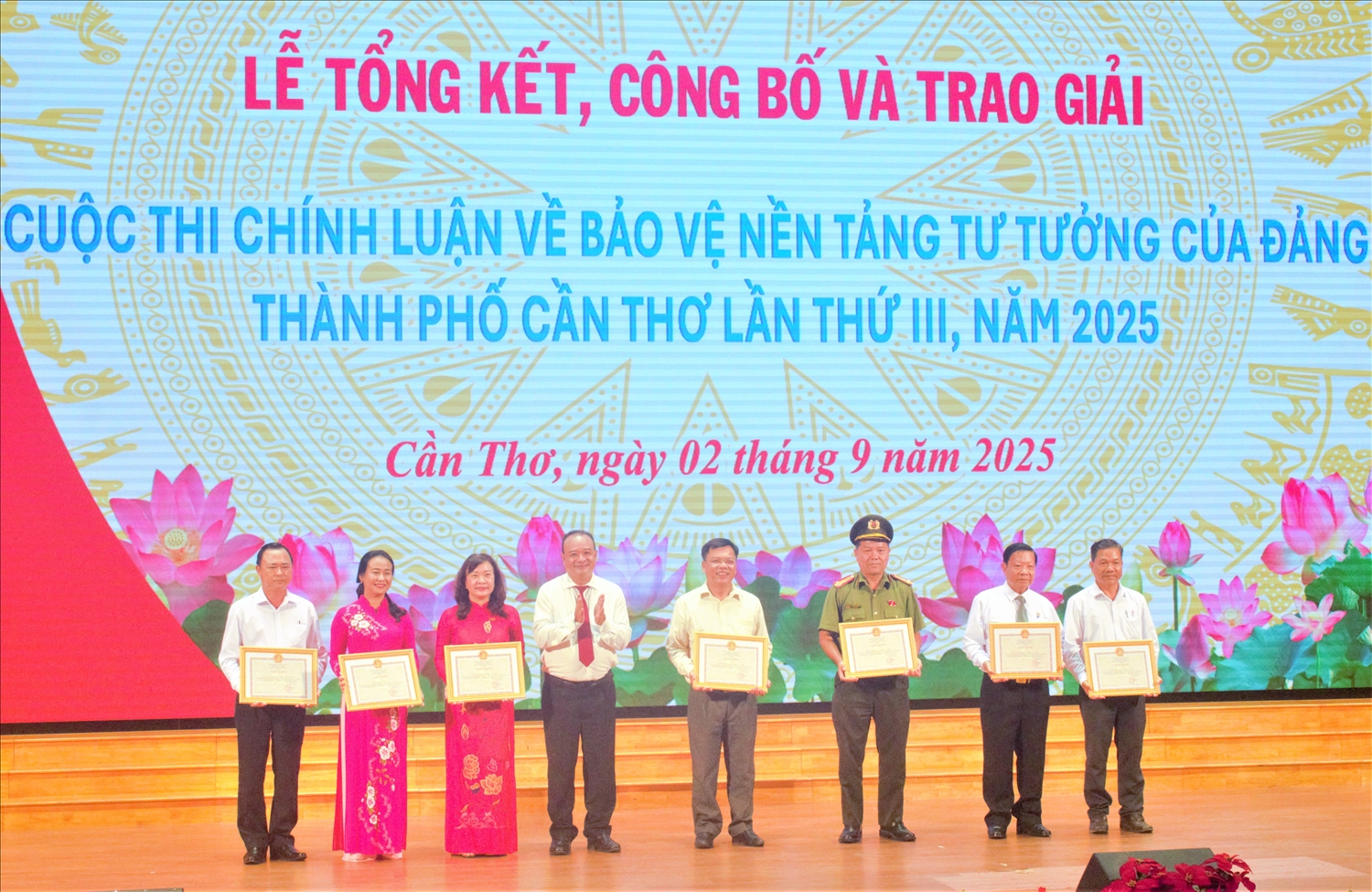 Các đơn vị được nhận bằng khen vì có nhiều đóng góp cho thành công của cuộc thi