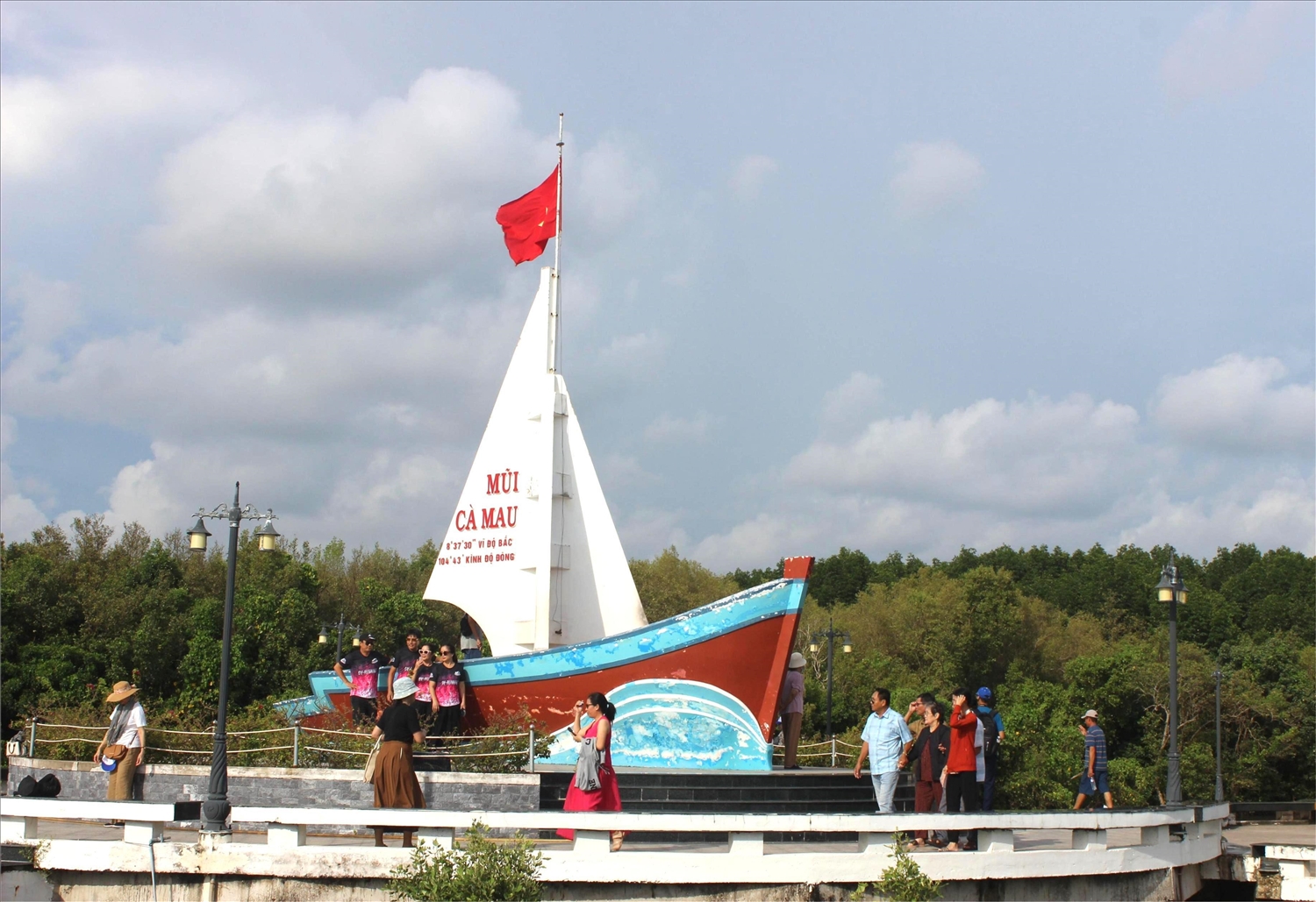 Biểu tượng con tàu Mũi Cà Mau là địa điểm thu hút đông du khách khi đến với Cà Mau.