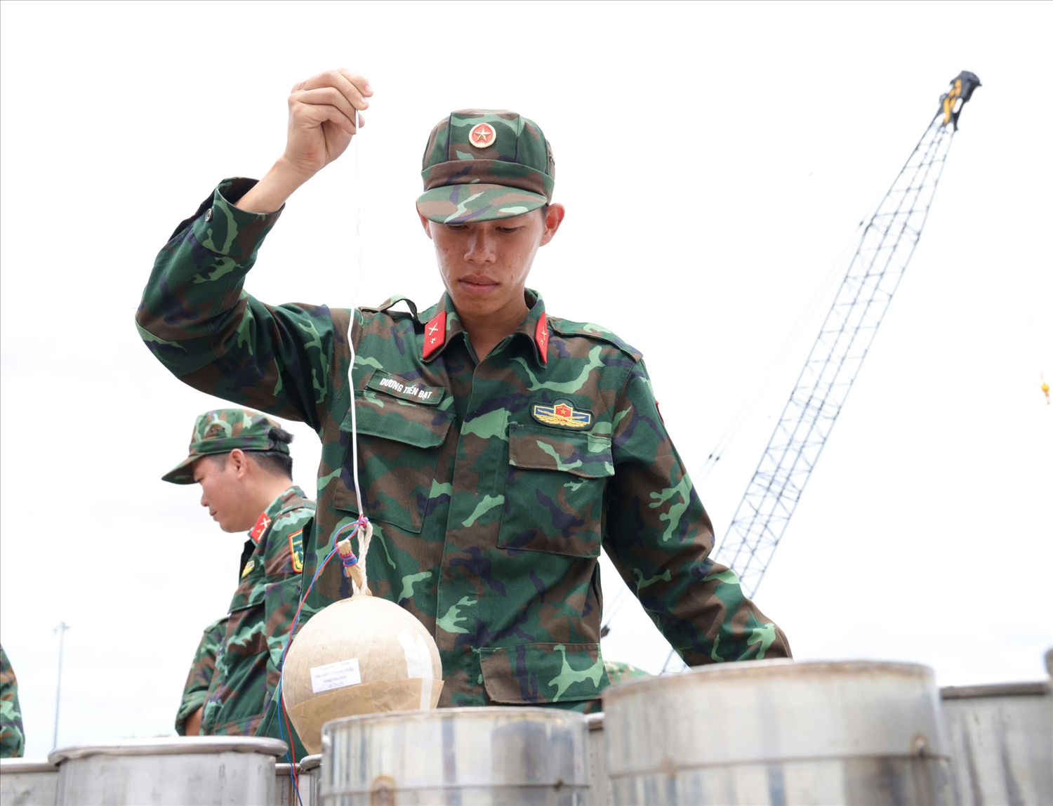 Đây là lần thứ 5 TP. Cần Thơ tổ chức bắn pháo hoa trên sà lan, tạo điểm nhấn độc đáo cho các sự kiện chính trị - văn hóa trọng đại của đất nước.