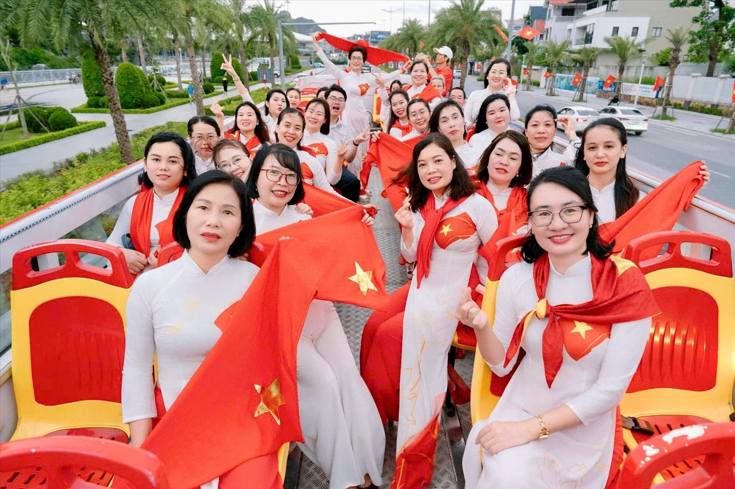 Du khách chụp ảnh quanh khu vực gần Bảo tàng tỉnh Quảng Ninh (Ảnh: Mỹ Dung)