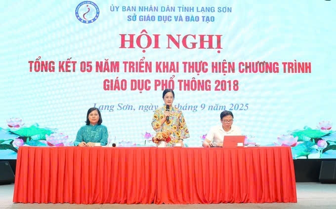 Phó Giám đốc Sở Giáo dục và Đào tạo tỉnh Lạng Sơn Phan Mỹ Hạnh phát biểu tại Hội nghị