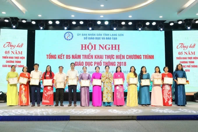 Trao Giấy khen của Giám đốc Sở Giáo dục và Đào tạo tỉnh Lạng Sơn cho các tập thể có thành tích tiêu biểu trong triển khai, thực hiện Chương trình Giáo dục phổ thông 2018