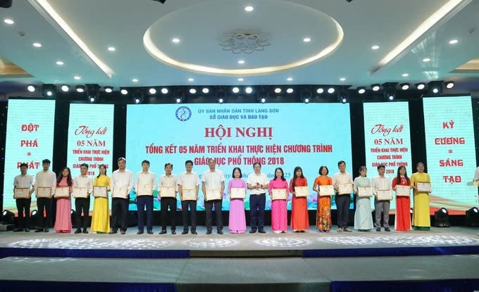 Trao Giấy khen của Giám đốc Sở Giáo dục và Đào tạo tỉnh Lạng Sơn cho các cá nhân có thành tích tiêu biểu trong triển khai, thực hiện Chương trình Giáo dục phổ thông 2018
