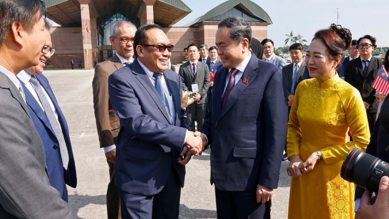 Chủ tịch Thượng viện Malaysia Dato' Awang Bemee Awang Ali Basah tiễn Chủ tịch Quốc hội Trần Thanh Mẫn và Phu nhân. (Ảnh: TTXVN)