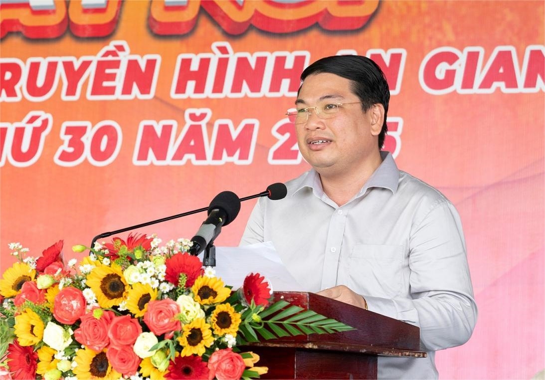 Ông Lê Trung Hồ, Phó Chủ tịch UBND tỉnh An Giang, Trưởng Ban Tổ chức Hội Đua bò Bảy Núi tranh Cúp Truyền hình An Giang lần thứ 30 năm 2025, phát biểu khai mạc.