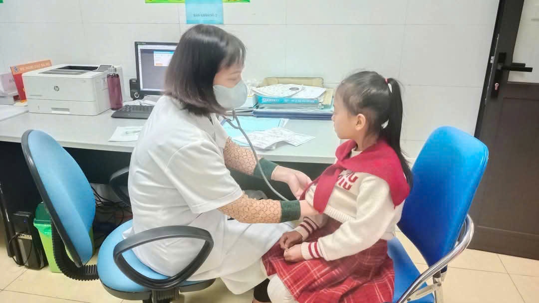 Cán bộ trạm Y tế xã Quảng La khám sức khỏe cho người dân. Ảnh: Mỹ Dung