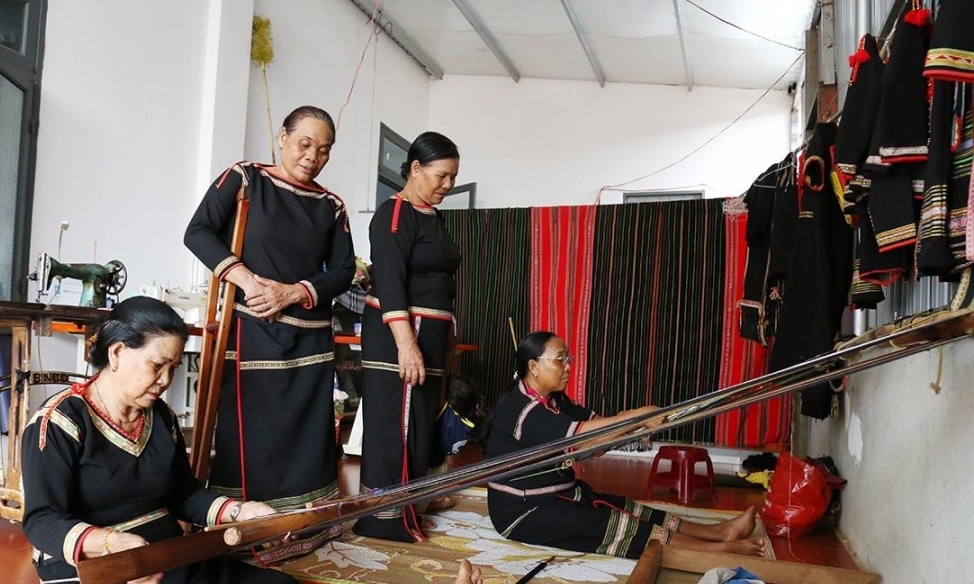 Phụ nữ buôn Kla không chỉ giữ nghề truyền thống và còn có nguồn thu nhập từ thổ cẩm (Ảnh: V.A)