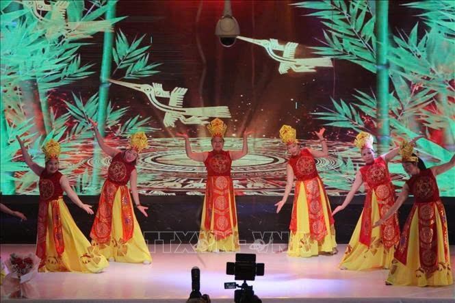 Một tiết mục múa trong chương trình do các hội viên Hội phụ nữ Việt Nam tại CH Séc biểu diễn. Ảnh: TTXVN