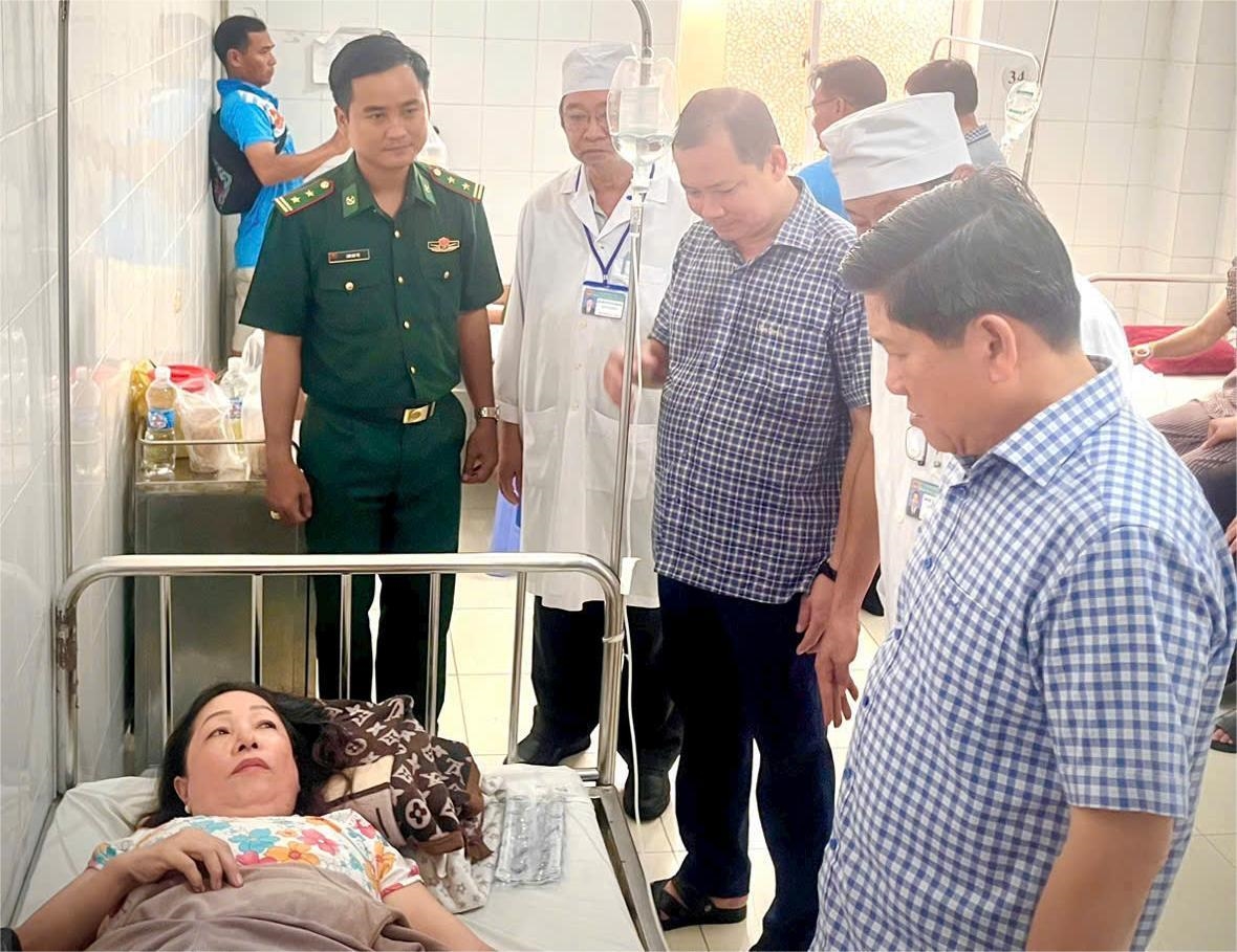 Ông Lê Văn Sử - Phó Chủ tịch UBND tỉnh Cà Mau (ngoài cùng bên phải), đến thăm hỏi, động viên các nạn nhân