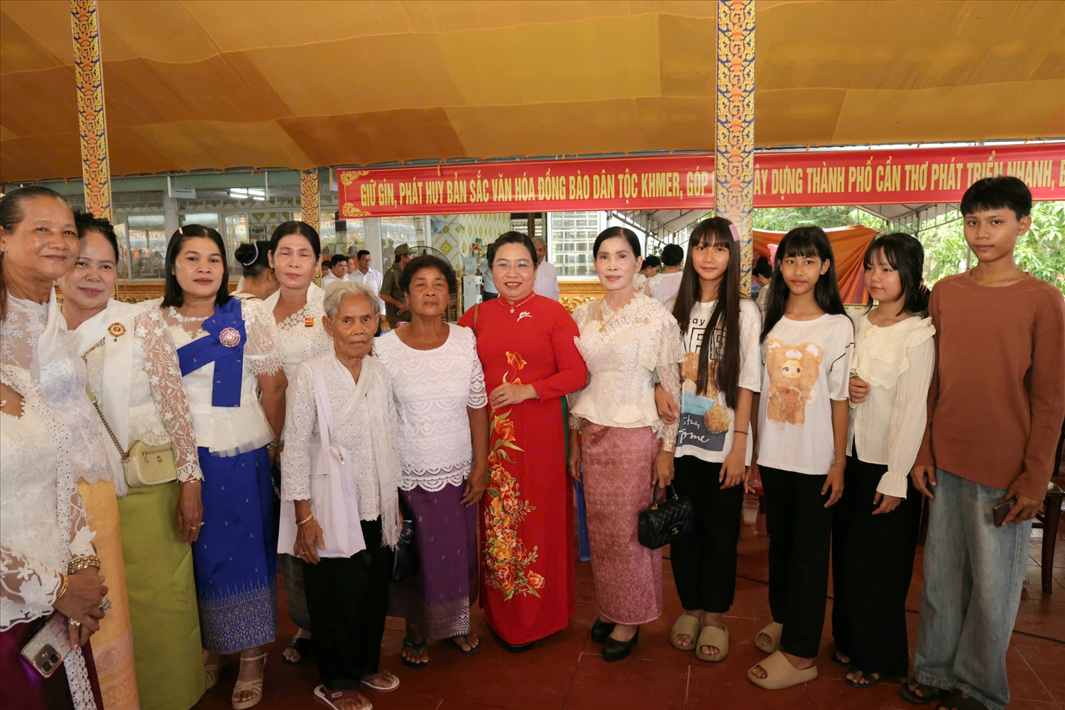 Bà Hồ Thị Cẩm Đào, Phó Bí thư Thành ủy, Chủ tịch Ủy ban MTTQ Việt Nam thành phố Cần Thơ, giao lưu, chụp ảnh lưu niệm cùng bà con dân tộc Khmer