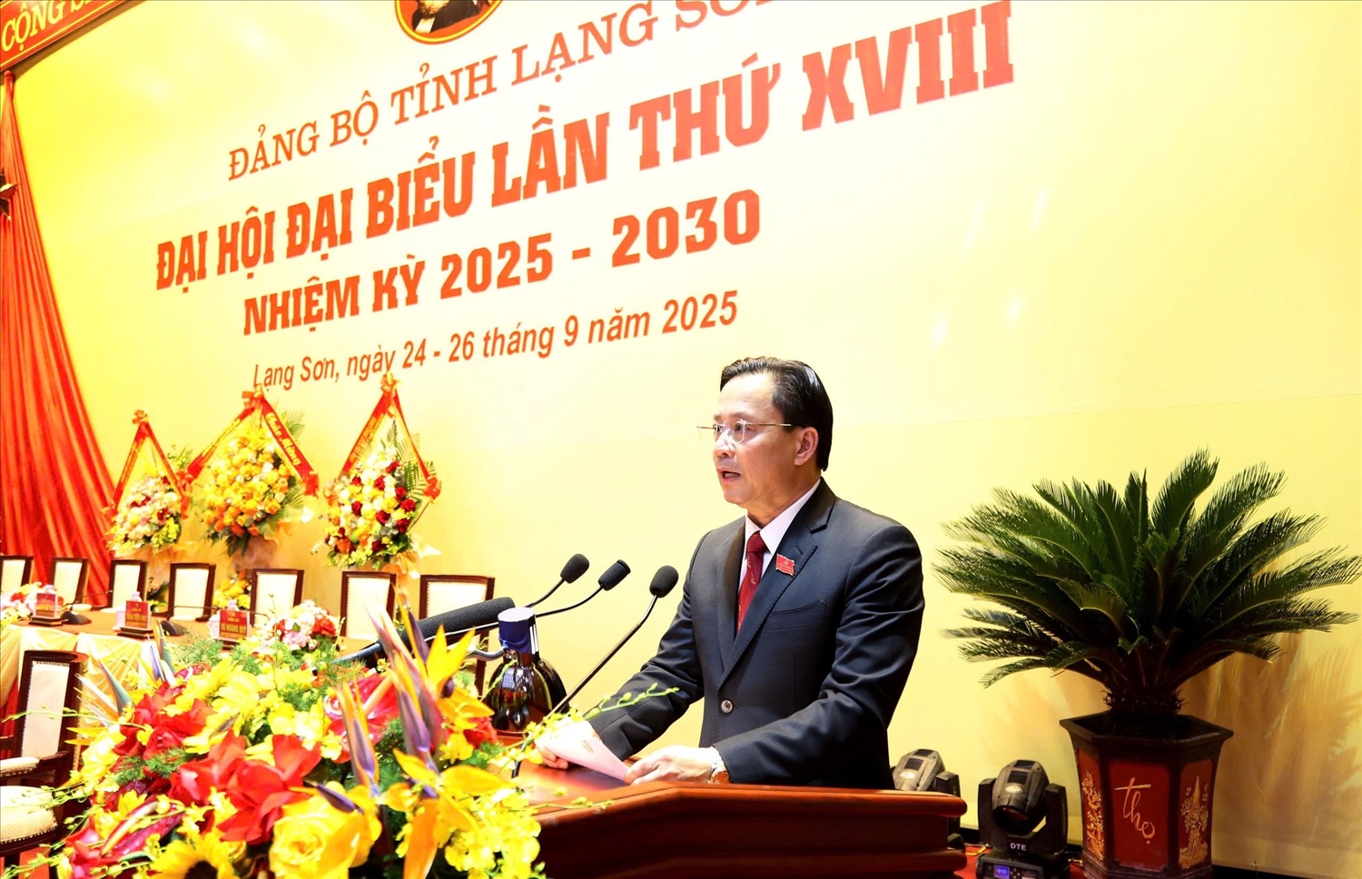 Ông Hoàng Văn Nghiệm, Bí thư Tỉnh ủy, Trưởng Đoàn đại biểu Quốc hội tỉnh Lạng Sơn phát biểu tại phiên trù bị