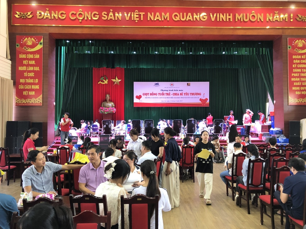 Hàng nghìn giảng viên, sinh viên Trường Cao đẳng Lào Cai đăng ký hiến máu tình nguyện (ảnh Trọng Bảo)