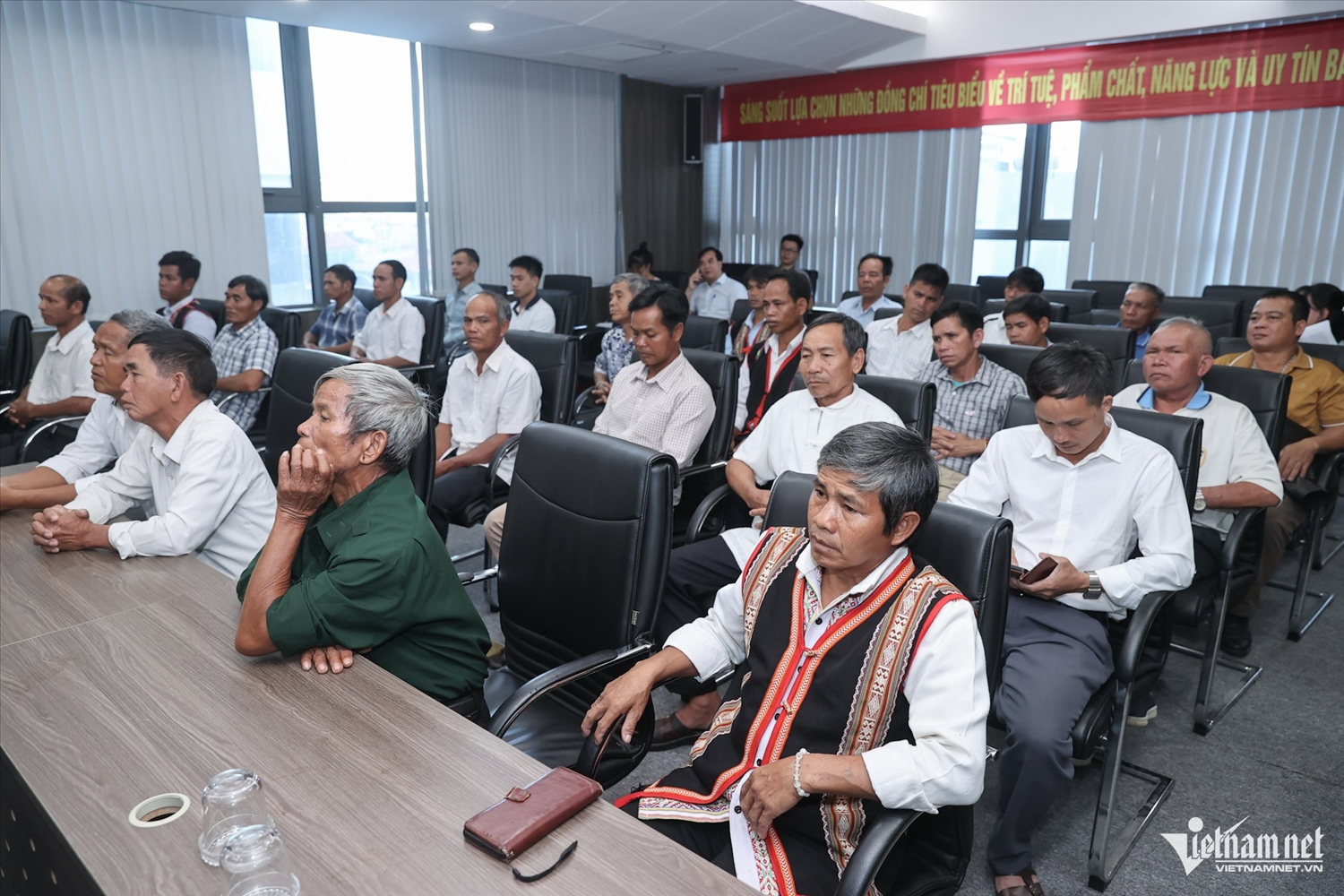 40 Người có uy tín trong đồng bào dân tộc thiểu số tỉnh Quảng Ngãi đã tham dự buổi gặp mặt chiều tối nay tại trụ sở Bộ Dân tộc và Tôn giáo (Ảnh. Lê Anh Dũng)