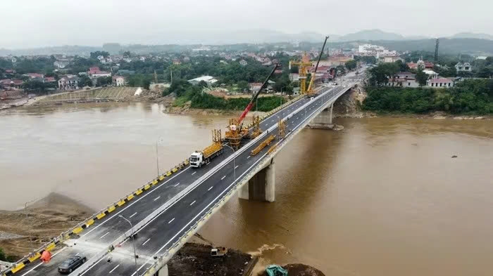 Công trình dự kiến khánh thành ngày 28/9, nối lại tuyến Quốc lộ 32C sau một năm gián đoạn vì sự cố sập cầu cũ. Ảnh: PLO