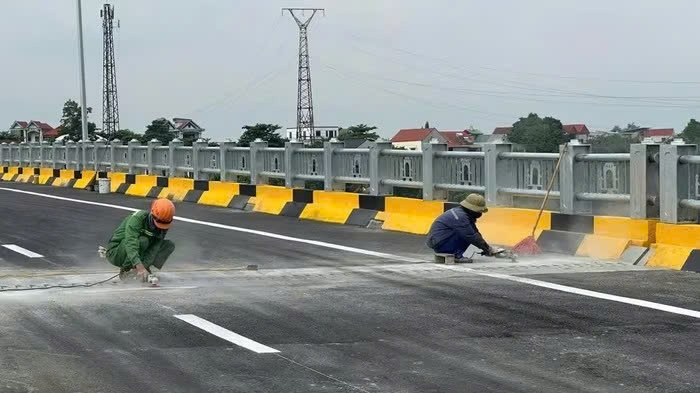 Công nhân vẫn đang miệt mài thi công, hoàn thiện nốt các phần việc còn lại.Ảnh: Ảnh: PLO