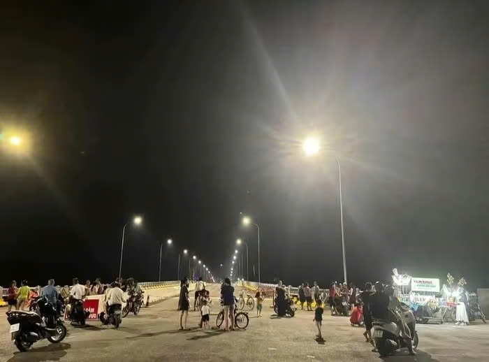 Cầu Phong Châu chưa khánh thành nhưng tại khu vực này đã thu hút đông đảo người dân đến tham quan và vui chơi.Ảnh: PLO