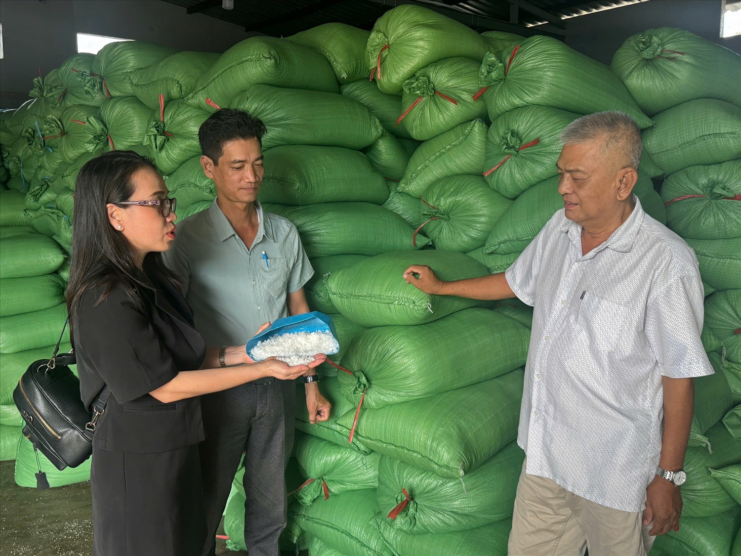 Cơ sở chế` biến muối của ông Húa nằm vùng ven phường Rạch Giá