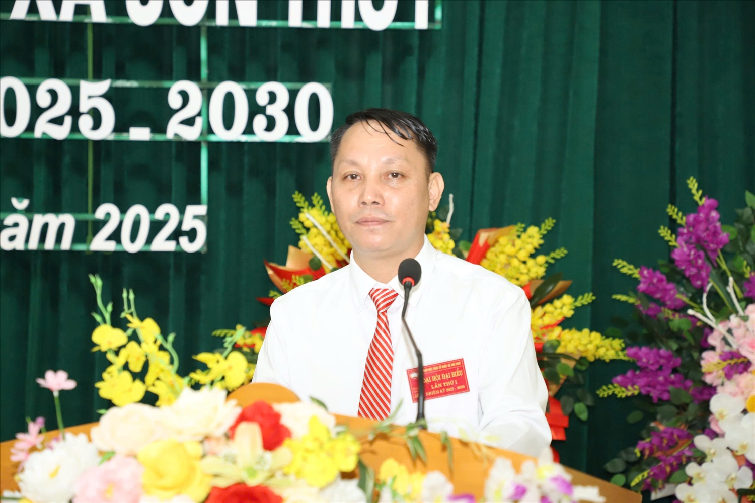Chủ tịch Ủy ban MTTQ xã Sơn Thủy Hà Văn Thể phát biểu nhận nhiệm vụ.(ảnh Q. Trâm)