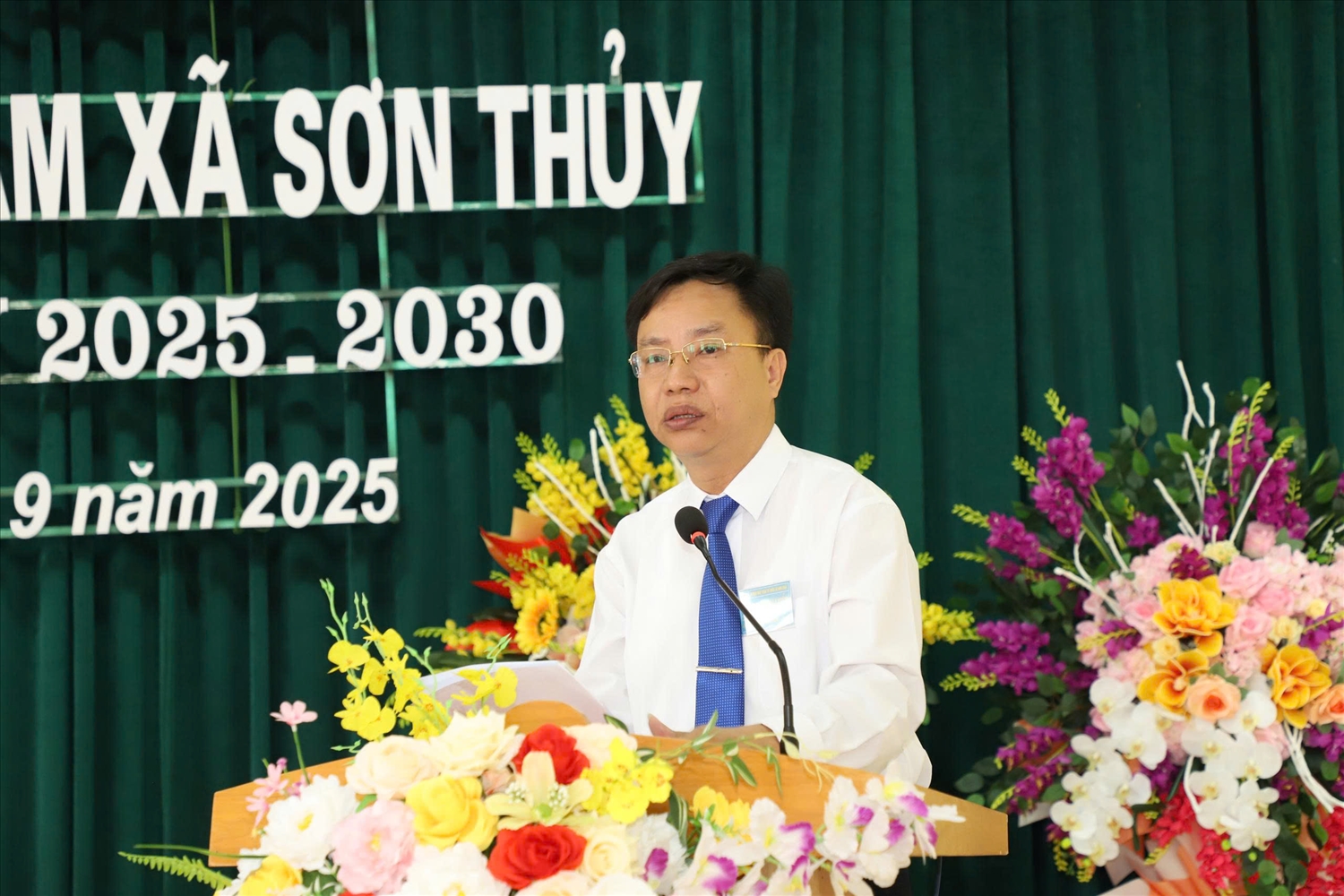 Bí thư Đảng ủy xã Sơn Thủy Lê Đình Xuân phát biểu chỉ đạo tại Đại hội.(ảnh Q. Trâm)