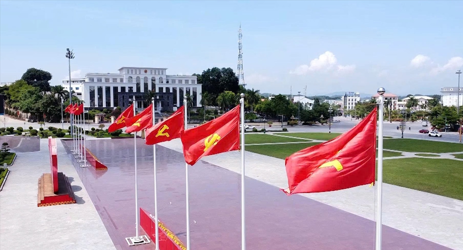 Rực rỡ cờ hoa chào mừng Đại hội Đảng bộ tỉnh Lào Cai lần thứ I (ảnh Trọng Bảo)