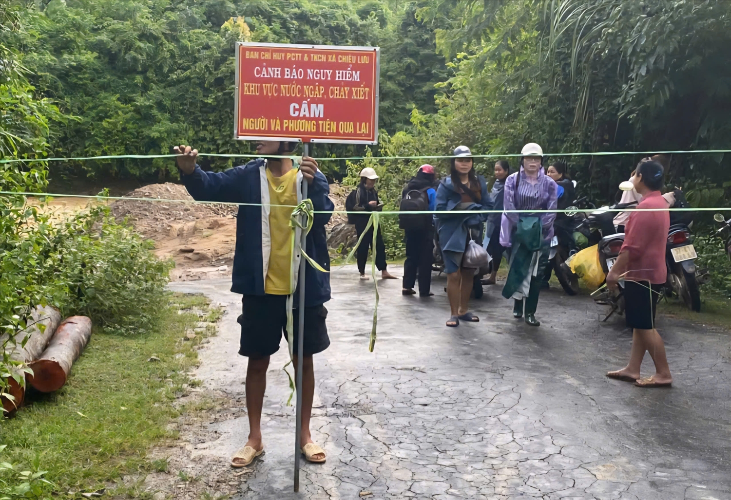 UBND xã Chiêu Lưu đã cho cắm biển cấp đường ở những điểm sạt lở, nước sông tràn cầu (Ảnh: UBND xã cung cấp)