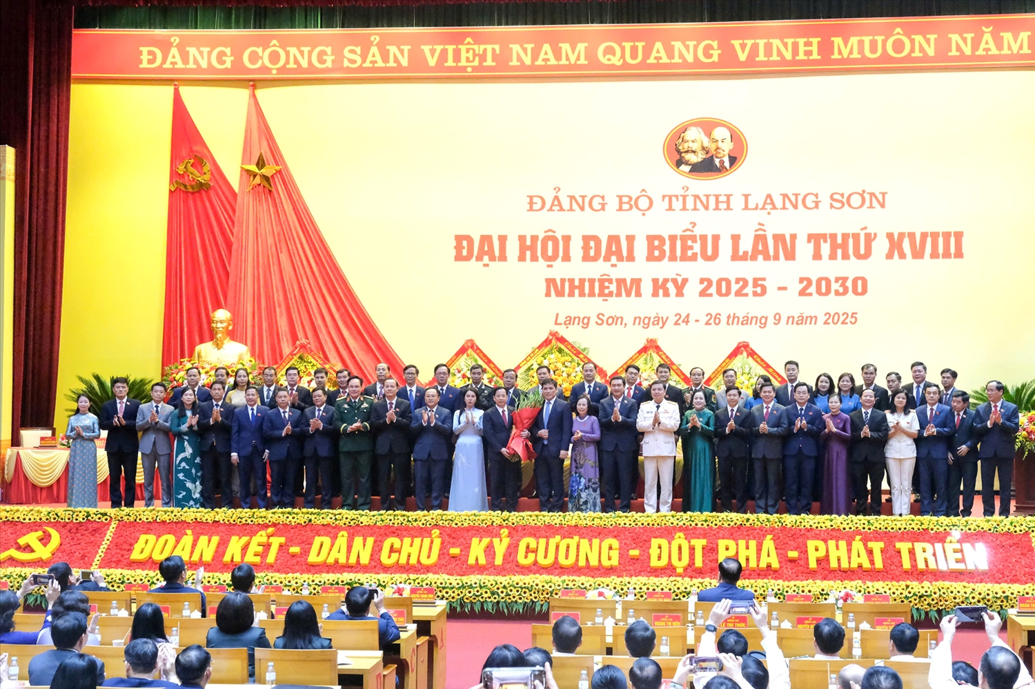 Ban Chấp hành Đảng bộ tỉnh khóa XVIII, nhiệm kỳ 2025 - 2030 ra mắt Đại hội