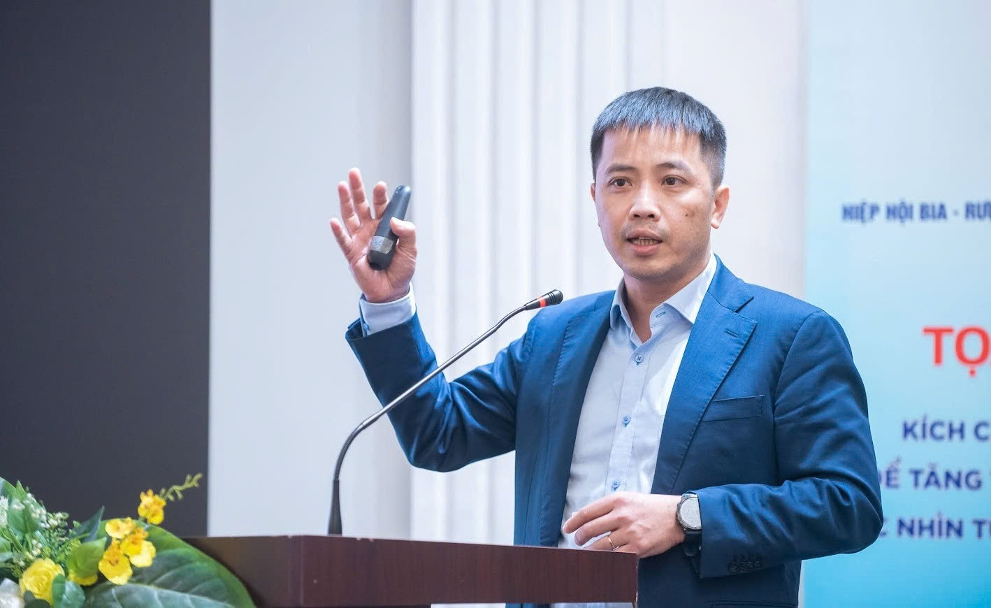 Kích cầu tiêu dùng nội địa được xem là một trong những yếu tố quan trọng góp phần đạt mục tiêu tăng trưởng trong năm nay, ông Đậu Anh Tuấn, Phó Tổng thư ký Liên đoàn Thương mại và Công nghiệp Việt Nam chia sẻ tại buổi tọa đàm