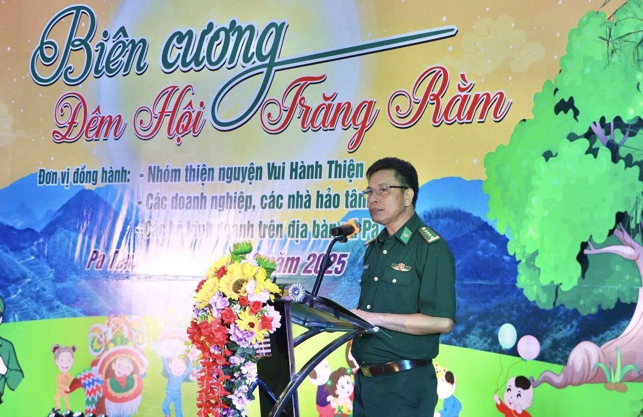 Đại tá Lê Công Thành - Phó Chính ủy Ban Chỉ huy Bộ đội Biên phòng tỉnh Lai Châu phát biểu tại đêm hội