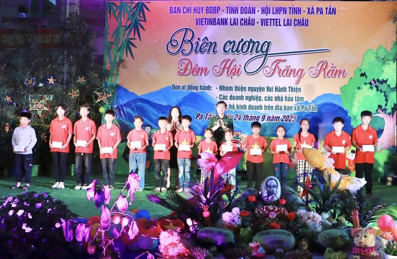Các cháu được trao những phần quà ý nghĩa từ cán bộ, chiến sĩ Biên phòng tỉnh Lai Châu
