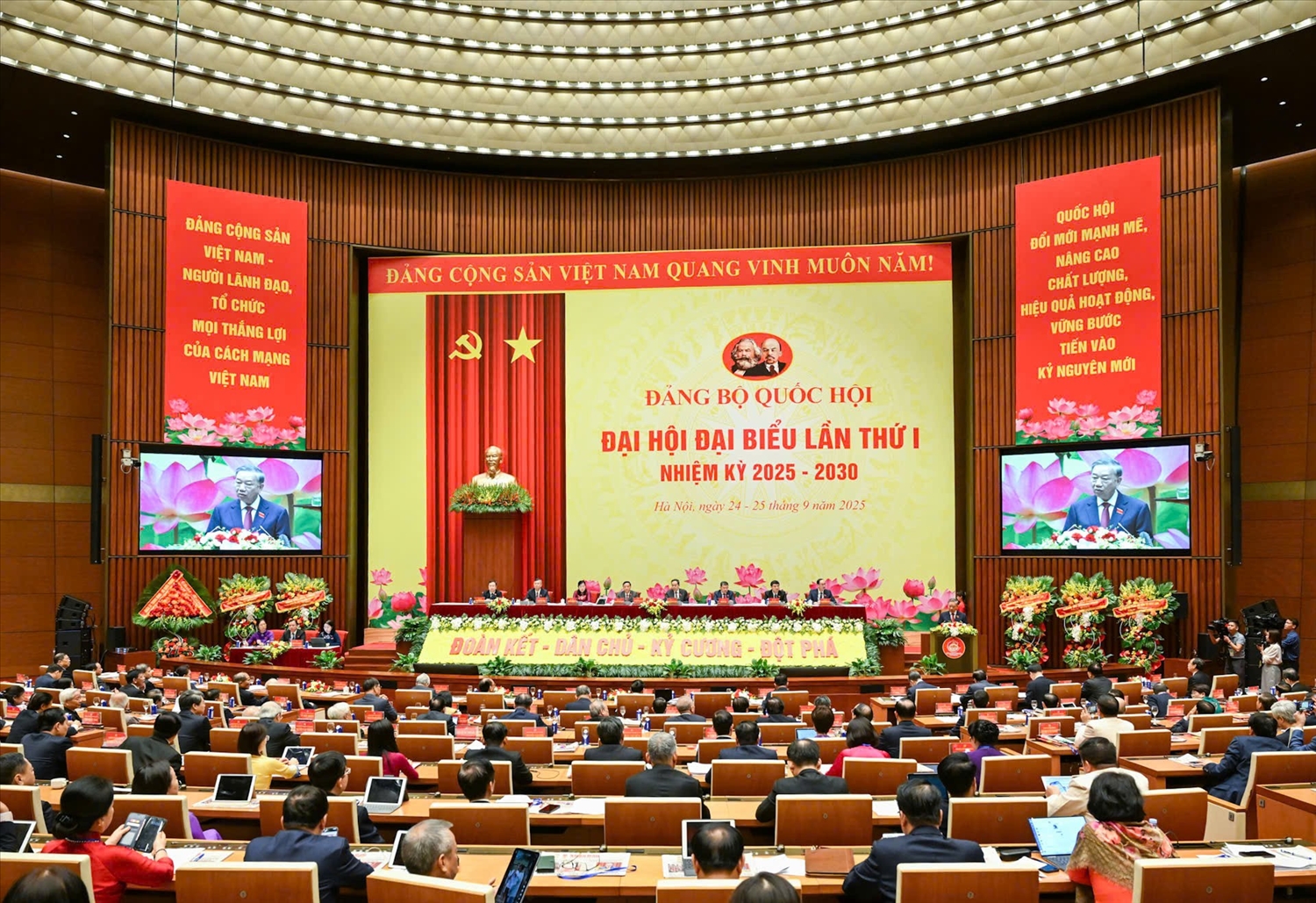 Quang cảnh khai mạc phiên chính thức Đại hội đại biểu Đảng bộ Quốc hội lần thứ I, nhiệm kỳ 2025-2030. (Ảnh: Duy Linh)