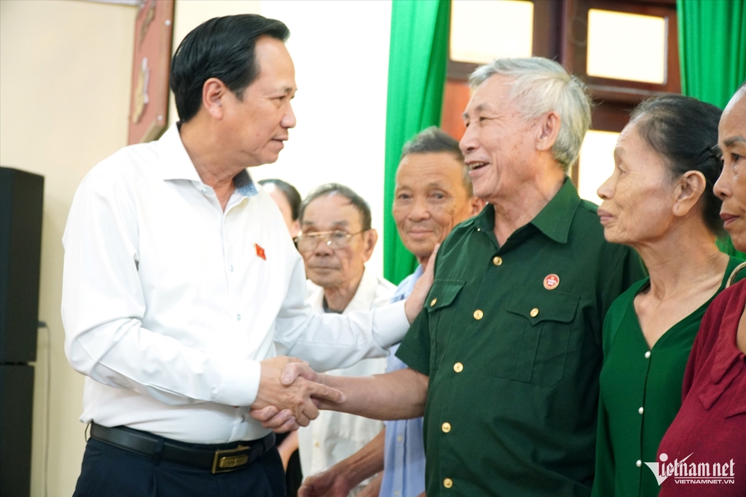 Bộ trưởng trao đổi, chia sẻ với người dân. Ảnh: Lê Dương