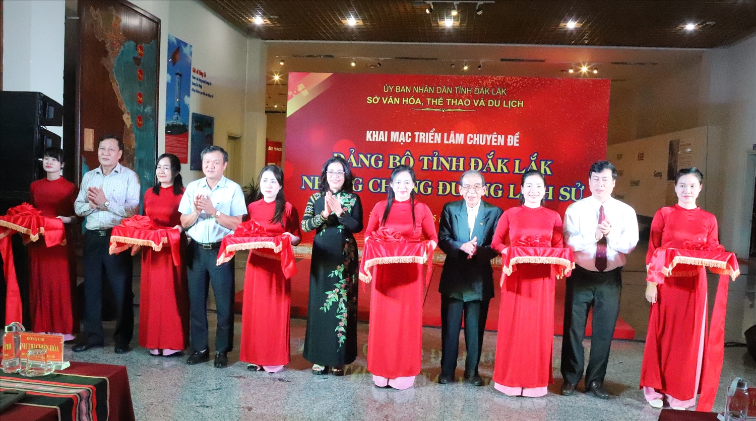 Các đại biểu cắt băng khai mạc triển lãm (Ảnh: Lê Hường)