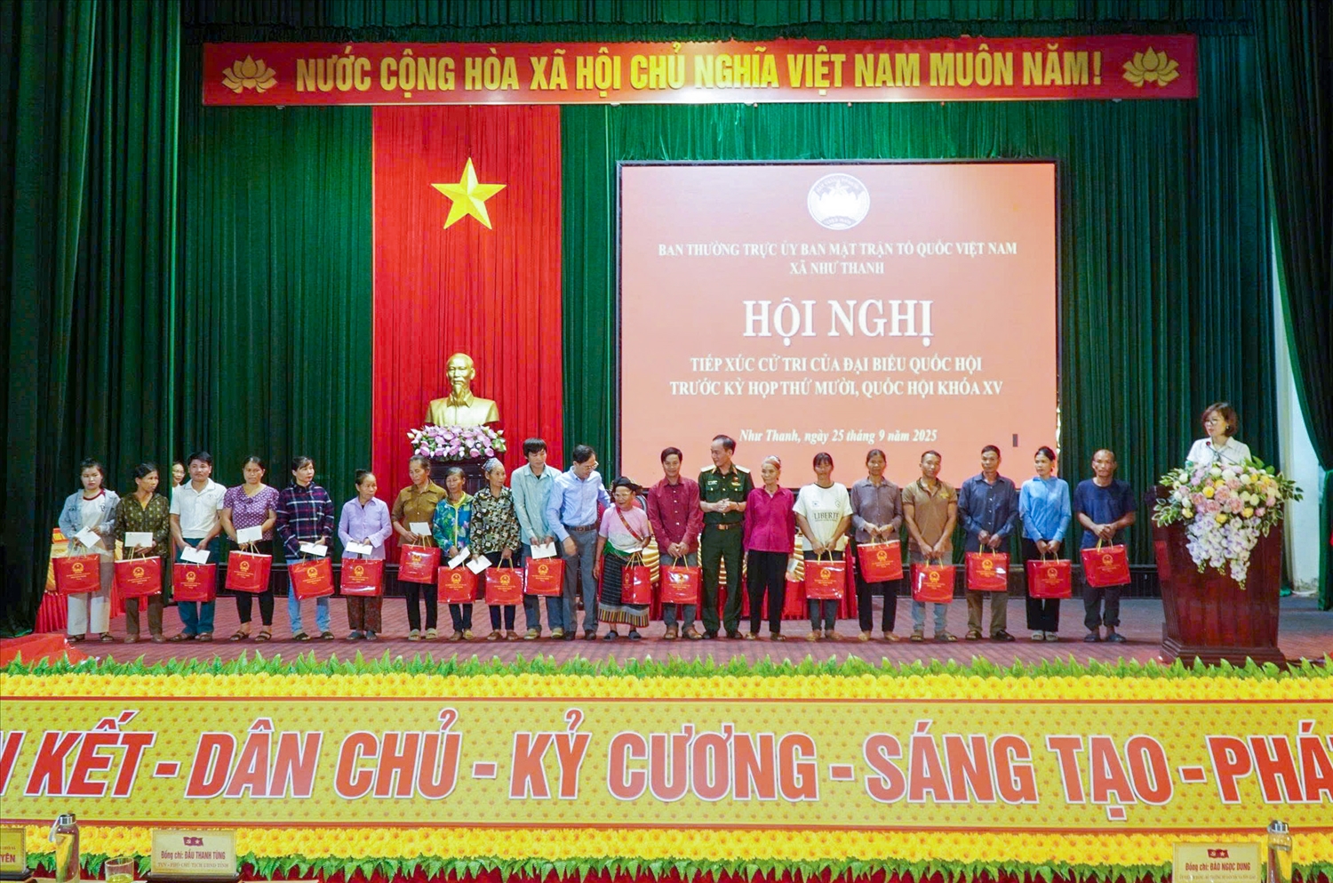 Các phần quà được trao tặng cho các gia đình chính sách, người có công với cách mạng, hộ có hoàn cảnh khó khăn. Ảnh: Lê Dương