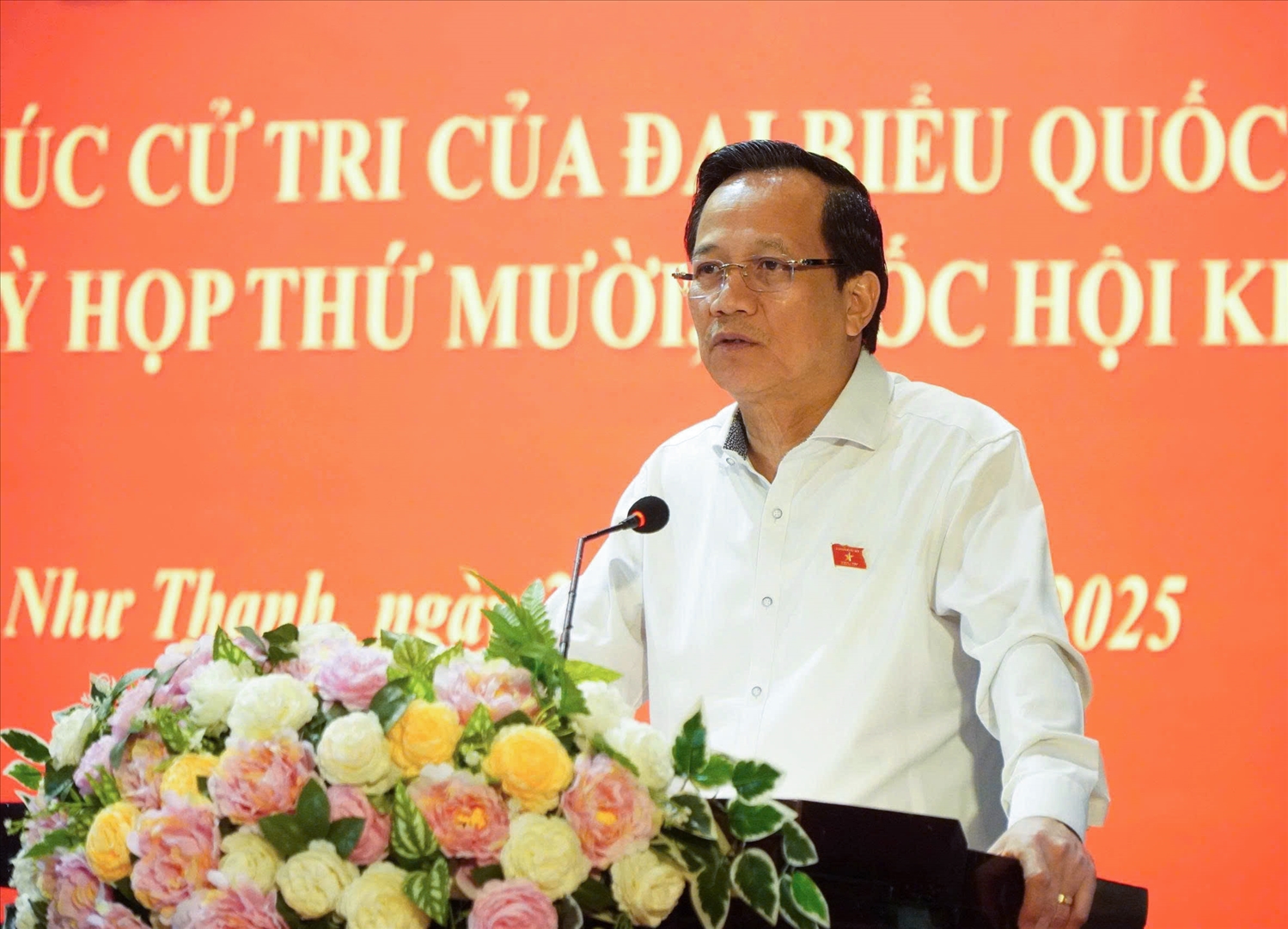 Bộ trưởng Đào Ngọc Dung phát biểu tại hội nghị tiếp xúc cử tri. Ảnh: Lê Dương