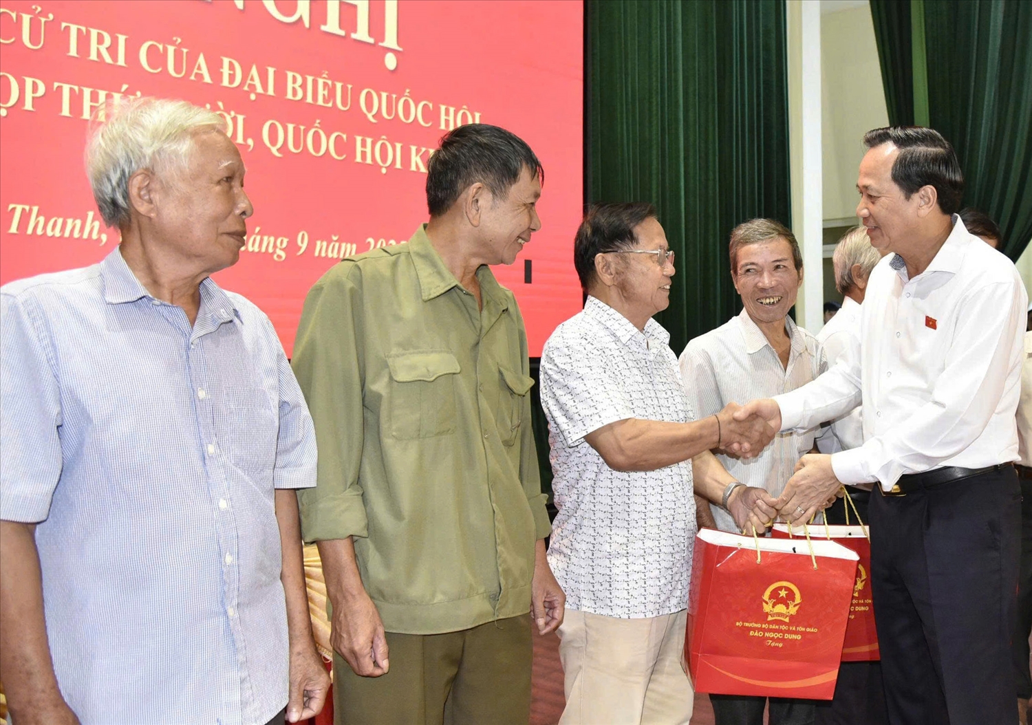 Bộ trưởng Đào Ngọc Dung đã trao tặng 59 suất quà cho các gia đình chính sách, người có công với cách mạng, hộ có hoàn cảnh khó khăn và người có uy tín trên địa bàn xã. Ảnh: Lê Dương