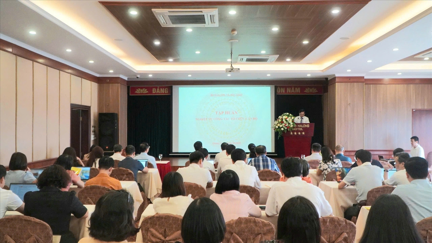 Tham gia hội nghị tập huấn, các học viên được tiếp thu 6 chuyên đề liên quan đến công tác tổ chức cán bộ. Ảnh: Mỹ Dung