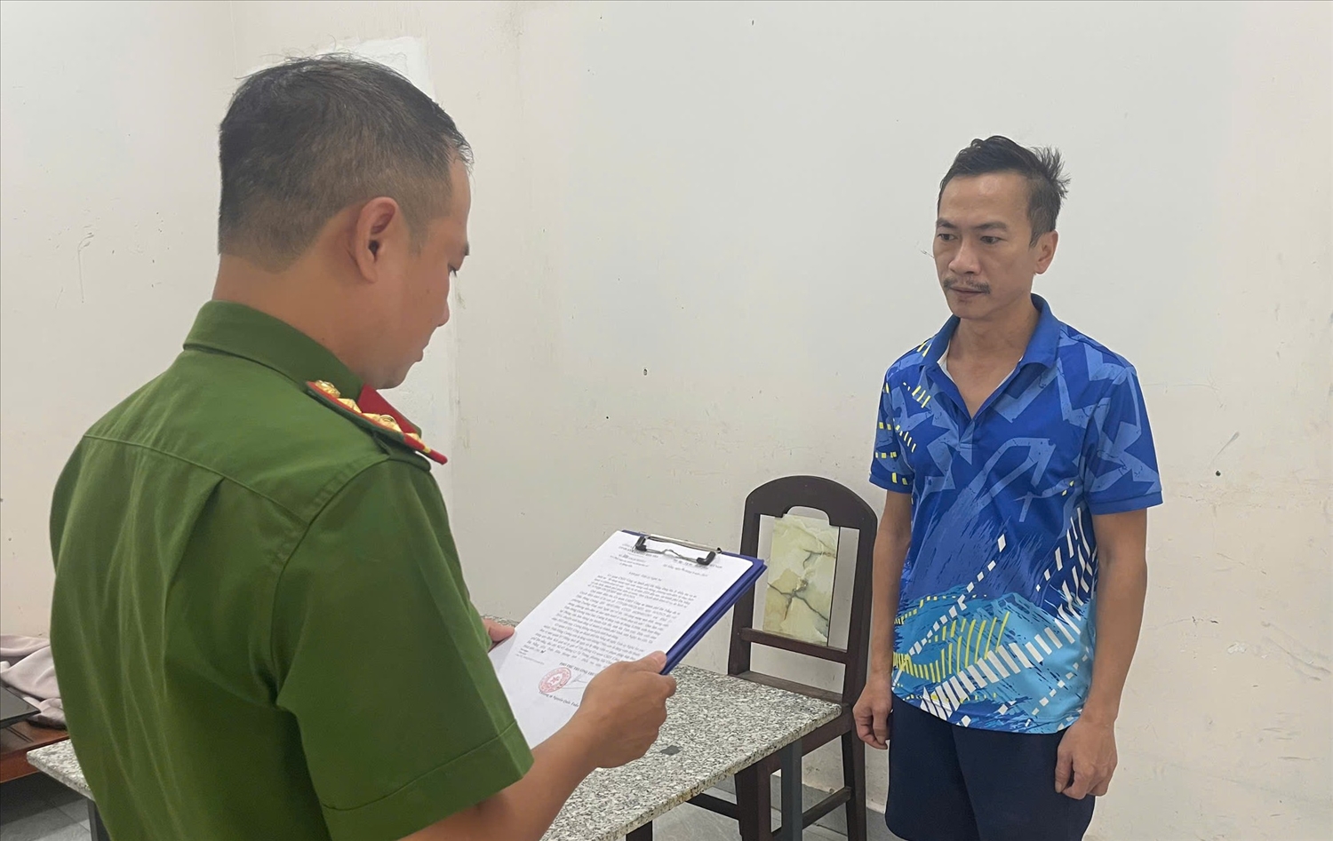 Cơ quan Điều tra tống đạt các quyết định tố tụng đối với Trần Hùng Cường. (Ảnh Công an cung cấp).